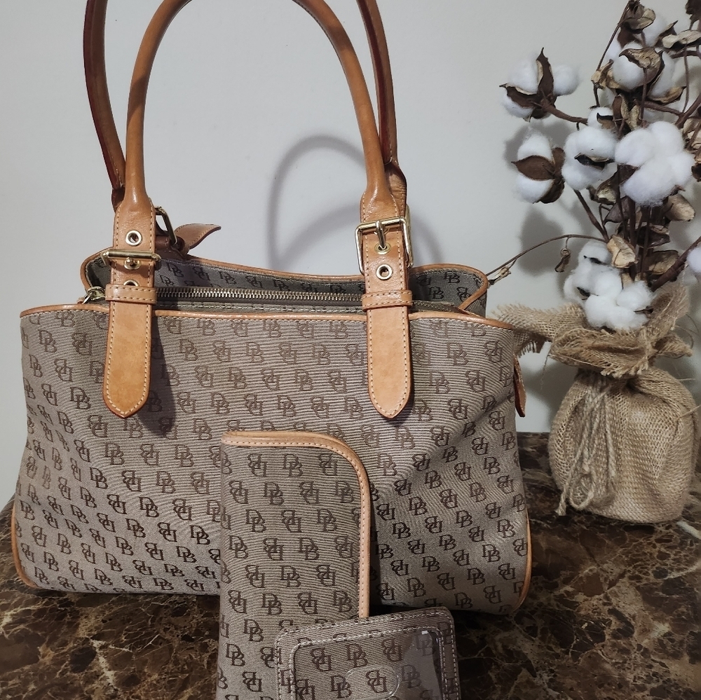 Dooney & Bourke Large Monogram Bag + 3 Dooney accessories - Picture 15 of 16